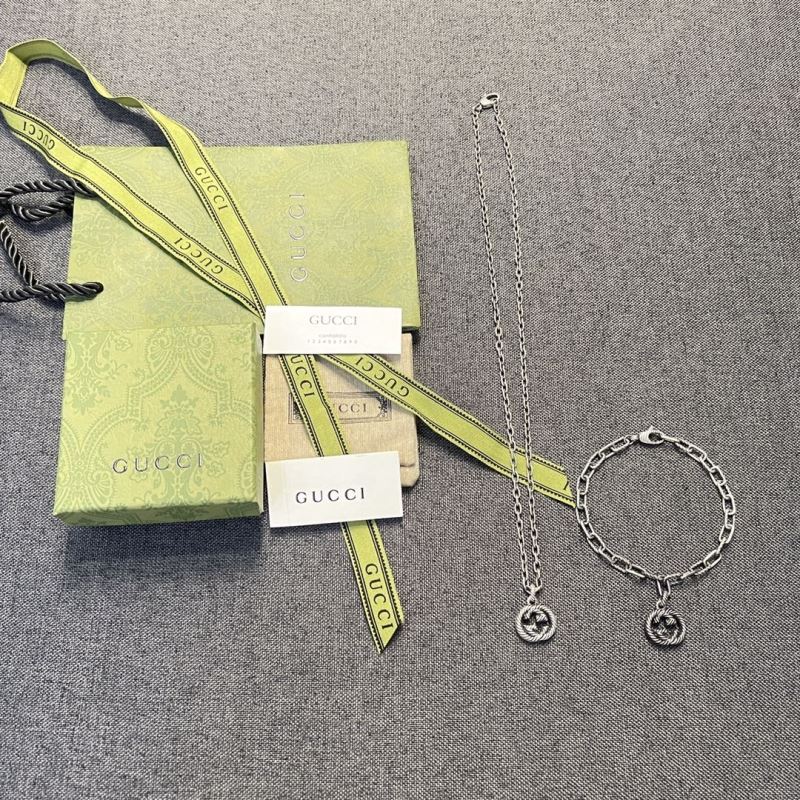G*u*i bracelets